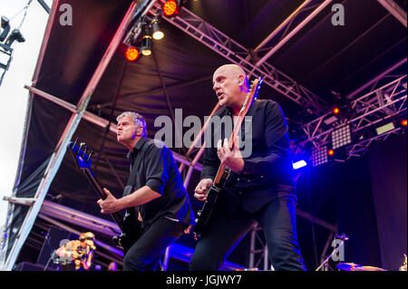 Coventry, Royaume-Uni. 7 juillet, 2017. Le Festival de musique annuel Godiva Coventry a ouvert hier soir avec des foules immenses qui fréquentent à regarder la nouvelle vague légendaire les Stranglers bande titre. Le festival se déroule jusqu'à dimanche soir avec des actes tels que Kate Nash, exemple, Zachary Richard et l'Obscurité encore à effectuer. Credit : Andy Gibson/Alamy Live News. Banque D'Images