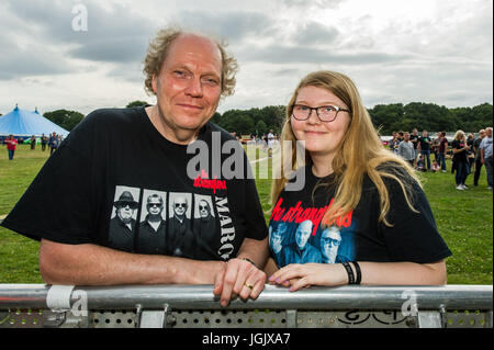 Coventry, Royaume-Uni. 7 juillet, 2017. Le Festival de musique annuel Godiva Coventry a ouvert hier soir avec des foules immenses qui fréquentent à regarder la nouvelle vague légendaire les Stranglers bande titre. Le festival se déroule jusqu'à dimanche soir avec des actes tels que Kate Nash, exemple, Zachary Richard et l'Obscurité encore à effectuer. Tim et Holly Mellor de Lichfield étaient au festival de regarder les Stranglers. Credit : Andy Gibson/Alamy Live News. Banque D'Images