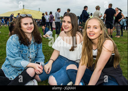 Coventry, Royaume-Uni. 7 juillet 2017. Le festival annuel de musique Coventry Godiva a ouvert la nuit dernière avec une foule énorme pour assister au légendaire groupe New Wave The Stranglers. Le festival se déroule jusqu'au dimanche soir avec des actes comme Kate Nash, par exemple, Badfinger et les Ténèbres encore à jouer. Katie Bandall, Bedworth, Daisy Little, Bedworth et Beth Clark de Coventry ont apprécié le festival. Crédit : AG News/Alay Live News. Banque D'Images