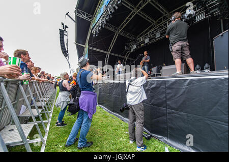 Coventry, Royaume-Uni. 7 juillet 2017. Le festival annuel de musique Coventry Godiva a ouvert la nuit dernière avec de grandes foules pour assister au légendaire groupe New Wave The Stranglers Headline. Le festival se déroule jusqu'au dimanche soir avec des actes comme Kate Nash, par exemple, Badfinger et les Ténèbres encore à jouer. Le stand était plein de photographes essayant d'obtenir « la » prise de vue. Crédit : AG News/Alay Live News. Banque D'Images