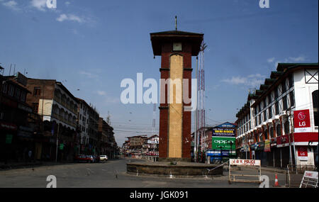 Srinagar, au Cachemire. 08 juillet, 2017. Une vue du désert du centre commercial principal, lorsque le couvre-feu comme aujourd'hui les autorités.Des restrictions imposées strict couvre-feu comme restrictions cachemire pour maintenir la loi et l'ordre que les accolades de la vallée pour le premier anniversaire de la mort de Hizbul Mujahideen 'commander' Burhan Wani . Credit : Sofi suhail/Alamy Live News Banque D'Images