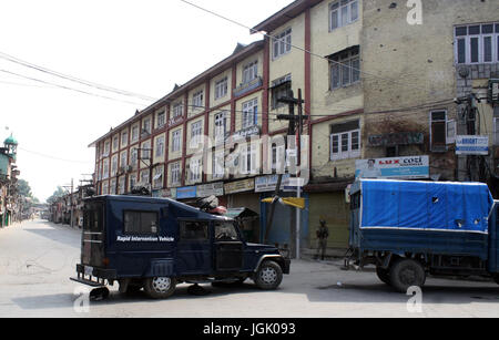 Srinagar, au Cachemire. 08 juillet, 2017. Les véhicules de la police est scène sur la route du désert, lorsque le couvre-feu comme aujourd'hui les autorités.Des restrictions imposées strict couvre-feu comme restrictions cachemire pour maintenir la loi et l'ordre que les accolades de la vallée pour le premier anniversaire de la mort de Hizbul Mujahideen 'commander' Burhan Wani . Credit : Sofi suhail/Alamy Live News Banque D'Images