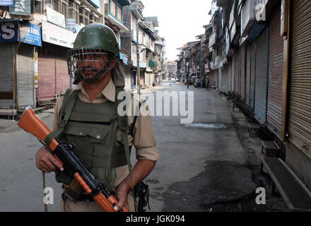 Srinagar, au Cachemire. 08 juillet, 2017. Un Indien le cavalier monte la garde, lorsque le couvre-feu comme aujourd'hui les autorités.Des restrictions imposées strict couvre-feu comme restrictions cachemire pour maintenir la loi et l'ordre que les accolades de la vallée pour le premier anniversaire de la mort de Hizbul Mujahideen 'commander' Burhan Wani . Credit : Sofi suhail/Alamy Live News Banque D'Images