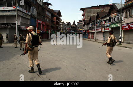 Srinagar, au Cachemire. 08 juillet, 2017. Le cavalier du désert indien des patrouilles dans les rues, lorsque le couvre-feu comme aujourd'hui les autorités.Des restrictions imposées strict couvre-feu comme restrictions cachemire pour maintenir la loi et l'ordre que les accolades de la vallée pour le premier anniversaire de la mort de Hizbul Mujahideen 'commander' Burhan Wani . Credit : Sofi suhail/Alamy Live News Banque D'Images