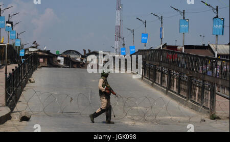 Srinagar, au Cachemire. 08 juillet, 2017. Un Indien le cavalier monte la garde, lorsque le couvre-feu comme aujourd'hui les autorités.Des restrictions imposées strict couvre-feu comme restrictions cachemire pour maintenir la loi et l'ordre que les accolades de la vallée pour le premier anniversaire de la mort de Hizbul Mujahideen 'commander' Burhan Wani . Credit : Sofi suhail/Alamy Live News Banque D'Images