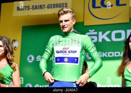 Tour de France : Étape 7 Troyes à Nuits-Saint-Georges, France. 7 juillet, 2017. L'équipe Quick Step Parquet Marcel Kittel (C) de l'Allemagne fête sur le podium après avoir remporté la 7e étape du 104e Tour de France cycliste sur 213,5 km entre Troyes et Nuits-Saint-Georges, France, le 7 juillet 2017. (Xinhua/Chen Yichen) Credit : Xinhua/Alamy Live News Banque D'Images