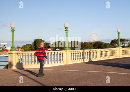 Southport, Merseyside. Météo britannique. Pour commencer la journée lumineuse dans le complexe comme le soleil jette de longues ombres sur le pont de style victorien en Kings Gardens. La zone autour du lac marin est un lieu populaire pour les cyclistes, les randonneurs et les coureurs, et c'est un immense intérêt aux touristes se rendant sur le front de mer. /AlamyLiveNews MediaWorldImages ; crédit. Banque D'Images