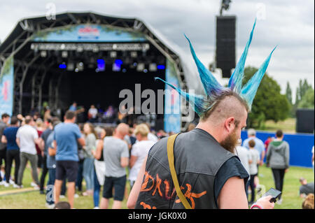 Coventry, Royaume-Uni. 7 juillet, 2017. Le Festival de musique annuel Godiva Coventry a ouvert hier soir avec des foules immenses qui fréquentent à regarder la nouvelle vague légendaire les Stranglers bande titre. Le festival se déroule jusqu'à dimanche soir avec des actes tels que Kate Nash, exemple, Zachary Richard et l'Obscurité encore à effectuer. Credit : Andy Gibson/Alamy Live News. Banque D'Images