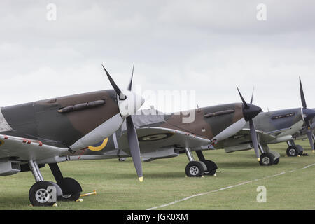 Cambridge, Royaume-Uni. 8e juillet 2017. Un line-up de Spitfire à l'Duxford Flying Legends Airshow. Credit : Julian Elliott/Alamy Live News Banque D'Images