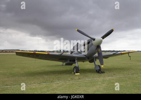 Cambridge, Royaume-Uni. 8e juillet 2017. Un Spitfire sur l'affichage à Duxford Flying Legends Airshow. Credit : Julian Elliott/Alamy Live News Banque D'Images