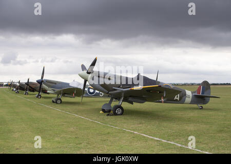 Cambridge, Royaume-Uni. 8e juillet 2017. Un line-up de Spitfire à l'Duxford Flying Legends Airshow. Credit : Julian Elliott/Alamy Live News Banque D'Images