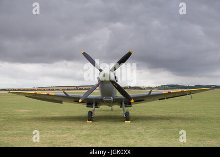 Cambridge, Royaume-Uni. 8e juillet 2017. Un Spitfire sur l'affichage à Duxford Flying Legends Airshow. Credit : Julian Elliott/Alamy Live News Banque D'Images