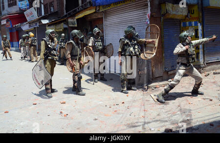 Srinagar, au Cachemire. 08 juillet, 2017. Un soldat indien en utilisant caterpillar ,au cours d'une manifestation en centre ville de Srinagar à l'anniversaire de Burhan wani Hizbul Mujahideen 'commander.couvre-feu comme aujourd'hui les autorités.Des restrictions imposées strict couvre-feu comme restrictions cachemire pour maintenir la loi et l'ordre que les accolades de la vallée pour le premier anniversaire de la mort de Hizbul Mujahideen 'commander' Burhan Wani . Credit : Sofi suhail/Alamy Live News Banque D'Images