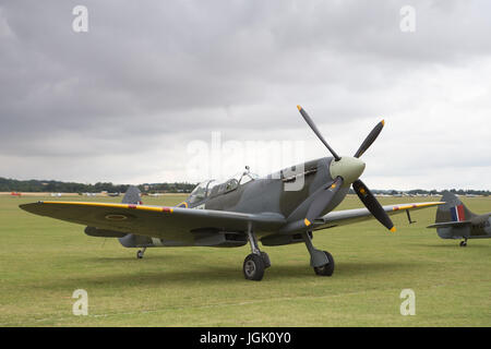 Cambridge, Royaume-Uni. 8e juillet 2017. Un Spitfire sur l'affichage à Duxford Flying Legends Airshow. Credit : Julian Elliott/Alamy Live News Banque D'Images