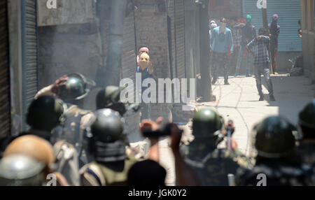 Srinagar, au Cachemire. 08 juillet, 2017. Cavalier indien du Cachemire comme manifestants crier des slogans ,au cours d'une manifestation en centre ville de Srinagar à l'anniversaire de Burhan wani Hizbul Mujahideen 'commander.couvre-feu comme aujourd'hui les autorités.Des restrictions imposées strict couvre-feu comme restrictions cachemire pour maintenir la loi et l'ordre que les accolades de la vallée pour le premier anniversaire de la mort de Hizbul Mujahideen 'commander' Burhan Wani . Credit : Sofi suhail/Alamy Live News Banque D'Images