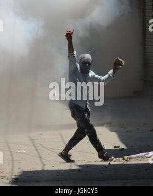 Srinagar, au Cachemire. 08 juillet, 2017. Cachemiris, manifestants crier des slogans visant les gaz lacrymogènes obus a explosé près d'eux, au cours d'une manifestation en centre ville de Srinagar à l'anniversaire de Burhan wani Hizbul Mujahideen 'commander.couvre-feu comme aujourd'hui les autorités.Des restrictions imposées strict couvre-feu comme restrictions cachemire pour maintenir la loi et l'ordre que les accolades de la vallée pour le premier anniversaire de la mort de Hizbul Mujahideen 'commander' Burhan Wani . Credit : Sofi suhail/Alamy Live News Banque D'Images