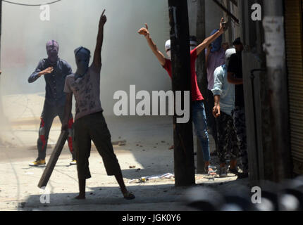 Srinagar, au Cachemire. 08 juillet, 2017 manifestants crier des slogans du cachemire. visant les gaz lacrymogènes obus a explosé près d'eux, au cours d'une manifestation en centre ville de Srinagar à l'anniversaire de Burhan wani Hizbul Mujahideen 'commander.couvre-feu comme aujourd'hui les autorités.Des restrictions imposées strict couvre-feu comme restrictions cachemire pour maintenir la loi et l'ordre que les accolades de la vallée pour le premier anniversaire de la mort de Hizbul Mujahideen 'commander' Burhan Wani . Credit : Sofi suhail/Alamy Live News Banque D'Images