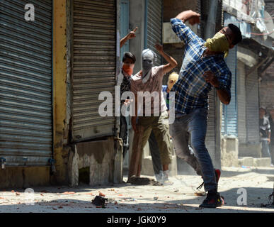 Srinagar, au Cachemire. 08 juillet, 2017. Les manifestants jettent du cachemire à briques (invisible) police indienne ,au cours d'une manifestation en centre ville de Srinagar à l'anniversaire de Burhan wani Hizbul Mujahideen 'commander.couvre-feu comme aujourd'hui les autorités.Des restrictions imposées strict couvre-feu comme restrictions cachemire pour maintenir la loi et l'ordre que les accolades de la vallée pour le premier anniversaire de la mort de Hizbul Mujahideen 'commander' Burhan Wani . Credit : Sofi suhail/Alamy Live News Banque D'Images