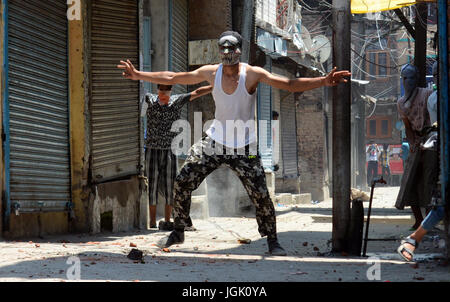 Srinagar, au Cachemire. 08 juillet, 2017 manifestants crier des slogans du cachemire. ,au cours d'une manifestation en centre ville de Srinagar à l'anniversaire de Burhan wani Hizbul Mujahideen 'commander.couvre-feu comme aujourd'hui les autorités.Des restrictions imposées strict couvre-feu comme restrictions cachemire pour maintenir la loi et l'ordre que les accolades de la vallée pour le premier anniversaire de la mort de Hizbul Mujahideen 'commander' Burhan Wani . Credit : Sofi suhail/Alamy Live News Banque D'Images