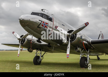 Cambridge, Royaume-Uni. 8e juillet 2017. Un DC-3 sur l'affichage à Duxford Flying Legends Airshow. Credit : Julian Elliott/Alamy Live News Banque D'Images