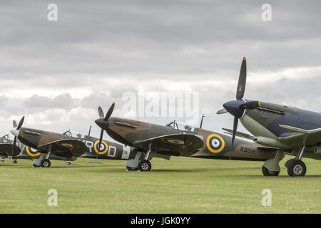 Cambridge, Royaume-Uni. 8e juillet 2017. Un line-up de Spitfire à l'Duxford Flying Legends Airshow. Credit : Julian Elliott/Alamy Live News Banque D'Images