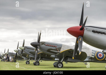 Cambridge, Royaume-Uni. 8e juillet 2017. Un line-up de Spitfire à l'Duxford Flying Legends Airshow. Credit : Julian Elliott/Alamy Live News Banque D'Images