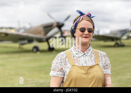 Cambridge, Royaume-Uni. 8e juillet 2017. Une dame en costume à Duxford Flying Legends Airshow. Credit : Julian Elliott/Alamy Live News Banque D'Images