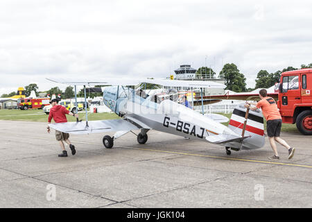 Cambridge, Royaume-Uni. 8e juillet 2017. Un avion étant préparé à Duxford Flying Legends Airshow. Credit : Julian Elliott/Alamy Live News Banque D'Images