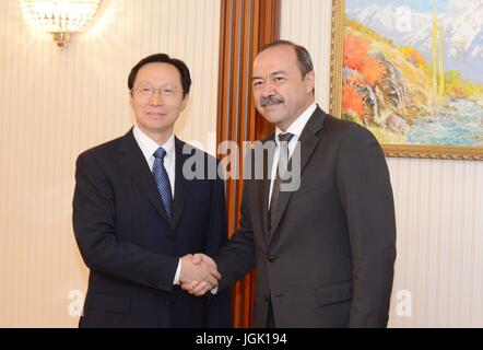 Tachkent, Ouzbékistan. 7 juillet, 2017. Le Ministre chinois de l'Agriculture Han Changfu (L) se réunit avec le Premier Ministre de l'OUZBÉKISTAN Abdulla Aripov à Tachkent, Ouzbékistan, le 7 juillet 2017. Credit : Sadate/Xinhua/Alamy Live News Banque D'Images