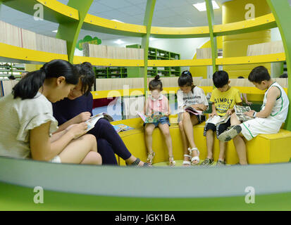 Zhengzhou, Chine, province de Henan. 8 juillet, 2017. Les élèves lisent des livres dans une bibliothèque pendant leurs vacances d'été à Zhengzhou, capitale de la province du Henan en Chine centrale, le 8 juillet 2017. Credit : Zhang Tao/Xinhua/Alamy Live News Banque D'Images