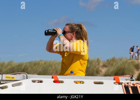 Femme lifeguard sur Crosby Beach, le Merseyside (Royaume-Uni). Météo britannique. Belle journée ensoleillée sur l'estuaire de la Mersey avec des températures dans les années 20 élevée et claire sur la Mersey et la mer d'Irlande. /AlamyLiveNews MediaWorldImages crédit ; Banque D'Images