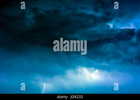 Bucarest, Roumanie. 08 juillet, 2017. La foudre tempête à Bucarest, Roumanie Crédit : Andreea Constantinescu/Alamy Live News Banque D'Images