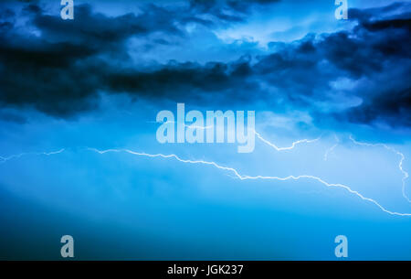 Bucarest, Roumanie. 08 juillet, 2017. La foudre tempête à Bucarest, Roumanie Crédit : Andreea Constantinescu/Alamy Live News Banque D'Images