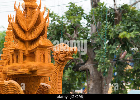 Nakhon Ratchasima, Thaïlande. 08 juillet, 2017. Des bougies avaient été de donner le bouddhisme aux temples de la lecture et de l'objet d'éclairage pour très longtemps. Les chandelles étaient en réalité beaucoup plus petit avec de belles gravures toutefois, de nombreuses régions de la Thaïlande, principalement dans le nord-est du a une beaucoup plus grande sculpture de bougie. L'un de ces bâtiments peuvent durer un an ou deux. Afin de célébrer avec festival bouddhiste qui a lieu chaque année autour de Juillet. Pranee Crédit : Sinayrurach/Alamy Live News Banque D'Images