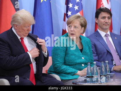 Hambourg, Allemagne. 8 juillet, 2017. L-R : le président américain Donald Trump, la chancelière allemande Angela Merkel et le premier ministre du Canada, Justin Trudeau, assister à l'événement de lancement de l'Initiative de financement de l'entrepreneur tiendra en même temps que le sommet du G20 à Hambourg, Allemagne, 8 juillet 2017. Photo : Michael Kappeler/dpa-Pool/dpa/Alamy Live News Banque D'Images