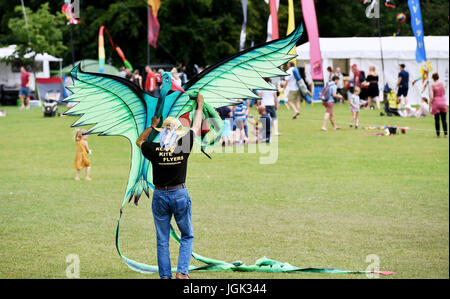 Brighton, UK. 8 juillet, 2017. Des centaines de passionnés de kite profitez de la chaleur lors de l'assemblée annuelle tenue à Brighton Festival du cerf-volant Stanmer Park . L'événement organisé par les cerfs-volistes de Brighton est l'un des plus anciens festivals de cerf-volant au Royaume-Uni avec certains des plus grands cerfs-volants sur Britains Crédit d'affichage : Simon Dack/Alamy Live News Banque D'Images