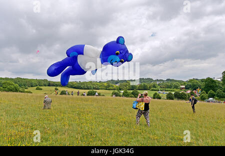 Brighton, UK. 8 juillet, 2017. Un ours géant est lancé par temps chaud à l'assemblée annuelle tenue à Brighton Festival du cerf-volant Stanmer Park . L'événement organisé par les cerfs-volistes de Brighton est l'un des plus anciens festivals de cerf-volant au Royaume-Uni avec certains des plus grands cerfs-volants sur Britains Crédit d'affichage : Simon Dack/Alamy Live News Banque D'Images