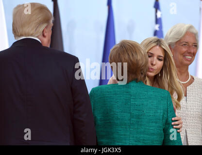 Hambourg, Allemagne. 8 juillet, 2017. L-R : le président américain Donald Trump, la chancelière allemande, Angela Merkel, la fille d'Ivanka Trump, et Christine Lagarde, le chef du FMI, à l'Initiative des femmes entrepreneurs de financer l'événement de lancement tenue conjointement avec le sommet du G20 à Hambourg, Allemagne, 8 juillet 2017. Photo : Patrik Stollarz/AFP-POOL/dpa/Alamy Live News Banque D'Images