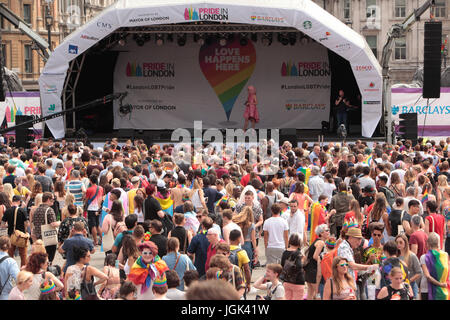 Londres, Royaume-Uni. 8 juillet, 2017. Cinquante ans que l'homosexualité a été dépénalisée en Angleterre et au Pays de Galles Pride London 46e a eu lieu au centre de Londres.Sadiq Khan Le maire de Londres, Conseiller Ian Adams et les membres des services d'urgence ont été au début de la parade qui s'est rendu à partir de la rue Regent à Trafalgar Square avec des milliers de personnes ont investi les rues autour de la route à regarder.@Paul Quezada-Neiman/Alamy Live News Crédit : Paul/Quezada-Neiman Alamy Live News Banque D'Images