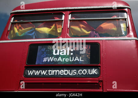 Londres, Royaume-Uni. 8 juillet, 2017. Cinquante ans que l'homosexualité a été dépénalisée en Angleterre et au Pays de Galles Pride London 46e a eu lieu au centre de Londres.Sadiq Khan Le maire de Londres, Conseiller Ian Adams et les membres des services d'urgence ont été au début de la parade qui s'est rendu à partir de la rue Regent à Trafalgar Square avec des milliers de personnes ont investi les rues autour de la route à regarder.@Paul Quezada-Neiman/Alamy Live News Crédit : Paul/Quezada-Neiman Alamy Live News Banque D'Images