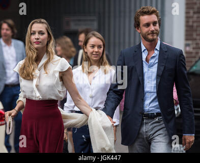 Pierre Casiraghi, fils de la princesse Caroline, son épouse, duchesse Beatrice Boromeo (l) et sa soeur la princesse Alexandra de Hanovre arrivent à l'berwery Brauhaus Ernst August de Hanovre (Allemagne), 7 juillet 2017. Le Prince Ernst August de Hanovre et de la maison de Welf célèbre son mariage-Eve party à la brasserie. Photo : Silas Stein/dpa Banque D'Images