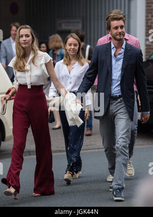 Pierre Casiraghi, fils de la princesse Caroline, son épouse, duchesse Beatrice Boromeo (l) et sa soeur la princesse Alexandra de Hanovre arrivent à l'berwery Brauhaus Ernst August de Hanovre (Allemagne), 7 juillet 2017. Le Prince Ernst August de Hanovre et de la maison de Welf célèbre son mariage-Eve party à la brasserie. Photo : Silas Stein/dpa Banque D'Images