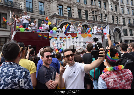 Londres, Royaume-Uni. 8 juillet, 2017. L'assemblée annuelle de la fierté LGBT défilent dans le centre de Londres. Crédit : Matthieu Chattle/Alamy Live News Banque D'Images