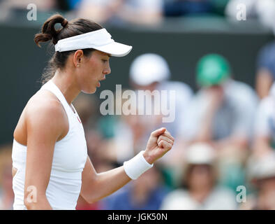 London, Londres, Royaume-Uni. 8 juillet, 2017. Garbine Muguruza d'Espagne célèbre pendant féminin troisième match avec Sorana Cirstea de Roumanie Pendant Jour 6 du championnat à Wimbledon Wimbledon 2017, Londres, Angleterre le 8 juillet 2017. Credit : Han Yan/Xinhua/Alamy Live News Banque D'Images