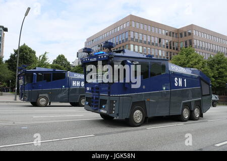 Hambourg, Allemagne. 08 juillet, 2017. Canon à eau stationné au G20 manifestation à Hambourg.Grande manifestation contre le G20 par l'aile gauche des groupes principalement par des marches du centre de Hambourg. Credit : Iain Masterton/Alamy Live News Banque D'Images