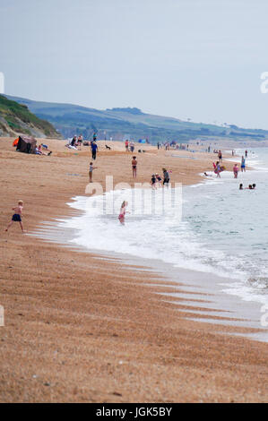 Burton Bradstock, Dorset, UK. 8e juillet 2017. Les personnes bénéficiant de la plage à Burton Bradstock comme le soleil de beau temps se poursuit sur la côte sud. Crédit : Dan Tucker/Alamy Live News Banque D'Images