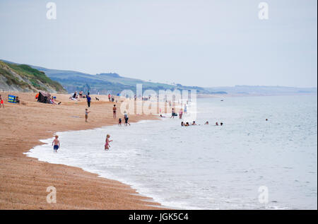 Burton Bradstock, Dorset, UK. 8e juillet 2017. Les personnes bénéficiant de la plage à Burton Bradstock comme le soleil de beau temps se poursuit sur la côte sud. Crédit : Dan Tucker/Alamy Live News Banque D'Images