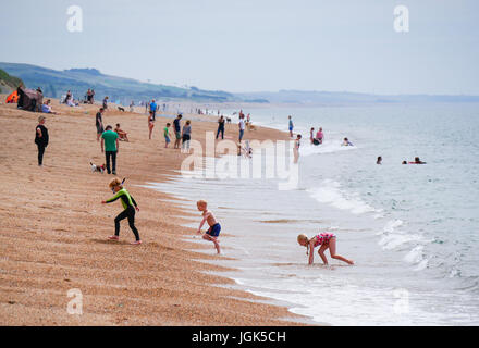 Burton Bradstock, Dorset, UK. 8e juillet 2017. Les personnes bénéficiant de la plage à Burton Bradstock comme le soleil de beau temps se poursuit sur la côte sud. Crédit : Dan Tucker/Alamy Live News Banque D'Images