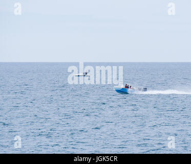 Burton Bradstock, Dorset, UK. 8e juillet 2017. Un bateau de vitesse en mer comme le soleil de beau temps se poursuit sur la côte sud. Crédit : Dan Tucker/Alamy Live News Banque D'Images