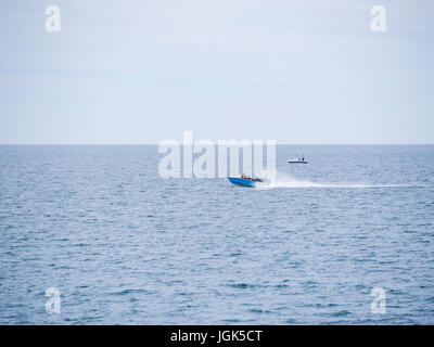 Burton Bradstock, Dorset, UK. 8e juillet 2017. Un bateau de vitesse en mer comme le soleil de beau temps se poursuit sur la côte sud. Crédit : Dan Tucker/Alamy Live News Banque D'Images